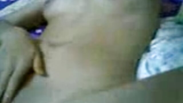 प्यारी पिगटेल भएको किशोर सोफामा झुकेर आफ्नो भोको पुसीमा डिक लिन्छिन्