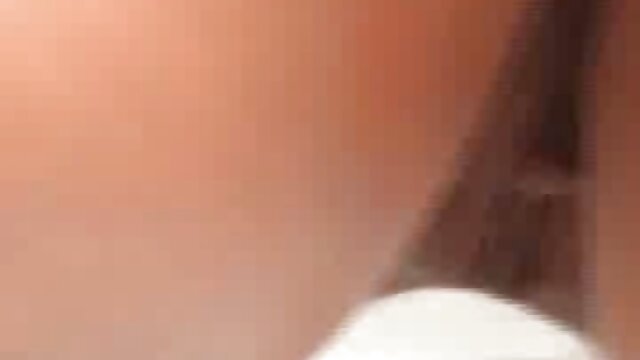 विकृत विशाल छातीको गोरो निम्फो क्लारिसा लियोनले आफ्नो गधामा डिक्स लिन्छिन्